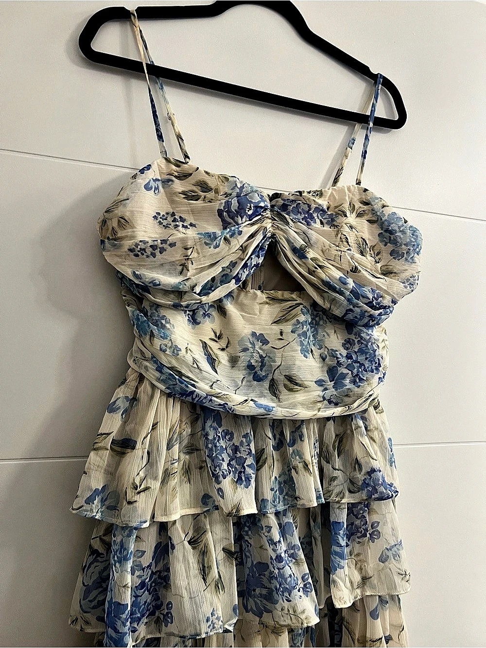Lulus Floral Tiered Maxi Dress in Cream & Blue Size Large - Picture 4 of 5